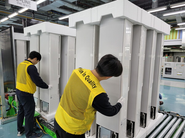 삼성전자 광주사업장에서 직원들이 '비스포크 무풍에어컨 갤러리'를 생산하고 있다./사진=삼성전자